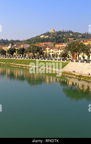 Etsch und fernen Hügel Heiligtum Unserer Lieben Frau von Lourdes vom Ponte Pietra, Verona, Venetien, Italien. Stockfoto