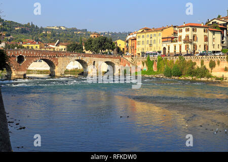 Ponte Pietra, römische Bogenbrücke die Etsch, Verona, Venetien, Italien. Stockfoto