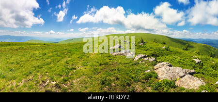 Panorama der wunderschönen Karpaten alpine Wiesen. schönen Sommer Landschaft. flauschige Wolken am blauen Himmel. die Steine am Rand eines Hügels Stockfoto