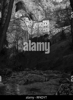 Burg Predjama bauen in die Felswand, die sich in Slowenien befinden. Stockfoto