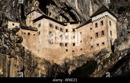 Burg Predjama bauen in die Felswand, die sich in Slowenien befinden. Stockfoto