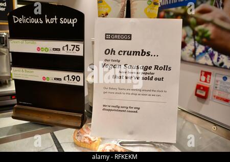 Ein Schild an der Zähler in greggs entschuldigt sich für die Vegane Wurst rollen heraus verkaufen Stockfoto