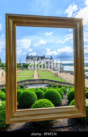 Frankreich, Indre et Loire, Amboise, Amboise, Schloss, den Garten, Neapel Terrasse Überhänge der Loire und der Stadt, Buchsbaum Balearen geformte Kugel // Frankreich, Stockfoto