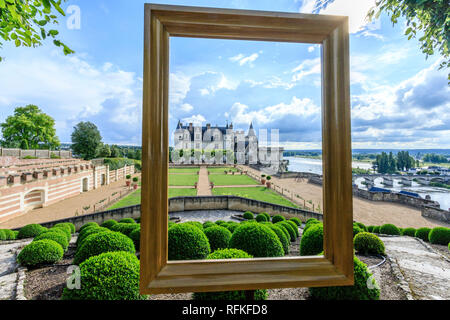 Frankreich, Indre et Loire, Amboise, Amboise, Schloss, den Garten, Neapel Terrasse Überhänge der Loire und der Stadt, Buchsbaum Balearen geformte Kugel // Frankreich, Stockfoto