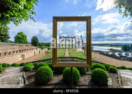 Frankreich, Indre et Loire, Amboise, Amboise, Schloss, den Garten, Neapel Terrasse Überhänge der Loire und der Stadt, Buchsbaum Balearen geformte Kugel // Frankreich, Stockfoto