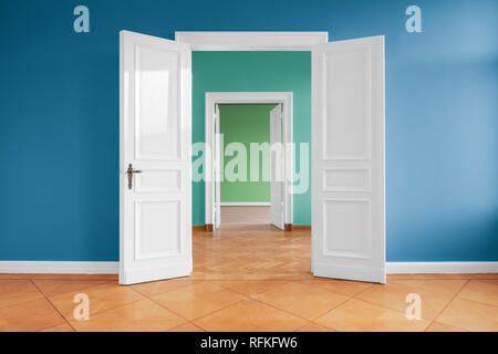 Offene Türen in leere Wohnung mit farbigen Wänden Stockfoto