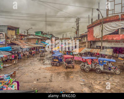 Iquitos, Peru - 06 Dezember, 2018: die Straße im Belen Markt während der Saison. Lateinamerika. Belén Mercado. Stockfoto