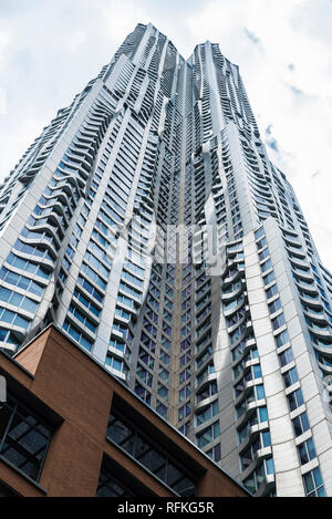 8 Spruce Street, bekannt als Beekman Tower oder New York von Gehry, ist ein Wolkenkratzer von Architekt Frank Gehry in Manhattan in New York City, USA Stockfoto