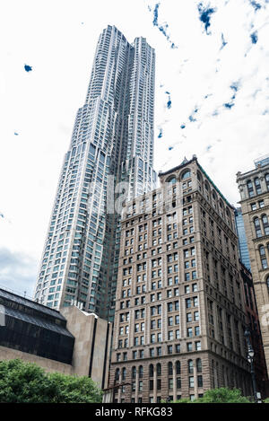 New York City, USA - Juli 26, 2018: 8 Spruce Street, bekannt als Beekman Tower oder New York von Gehry, ist ein Wolkenkratzer von dem Architekten Frank Gehry entworfen Stockfoto