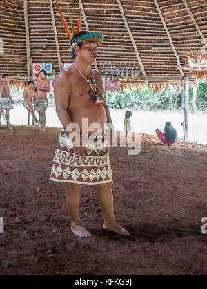 Iquitos, Peru - Sep 22, 2017: Indische aus Bora Stamm in seiner lokalen Kostüm Stockfoto