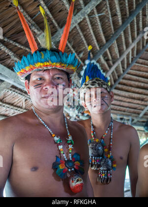 Iquitos, Peru - Sep 22, 2017: Indische aus Bora Stamm in seiner lokalen Kostüm Stockfoto