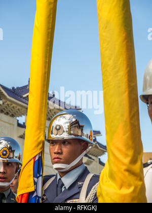 2 Taipei, Taiwan - Oktober 02, 2016: Soldat trägt glänzenden Helm mit einer Reflexion des Gebäudes Nationaltheater auf es Stockfoto