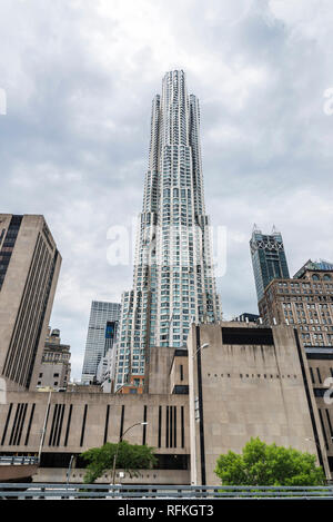 New York City, USA - Juli 26, 2018: 8 Spruce Street, bekannt als Beekman Tower oder New York von Gehry, ist ein Wolkenkratzer von dem Architekten Frank Gehry entworfen Stockfoto