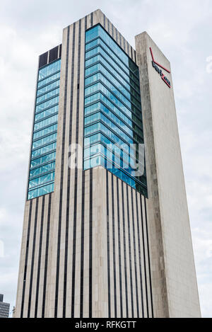 New York City, USA - 26. Juli 2018: 375 Pearl Street, auch als intergate Manhattan, das Verizon Gebäude bekannt, und man Brooklyn Bridge Plaza in Manhat Stockfoto