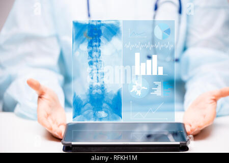 Arzt interagiert mit virtuellen Bildschirm der neuen Technologie für die Medizin. Technologische Innovation und Medizin Konzept. Stockfoto