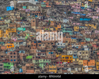 Lima, Peru - 07 Dezember, 2018: Teil des Slums an der Seite des Cerro San Cristobal, Anden, Lima, Peru Stockfoto