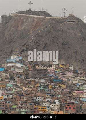 Lima, Peru - 07 Dezember, 2018: Teil des Slums an der Seite des Cerro San Cristobal, Anden, Lima, Peru Stockfoto