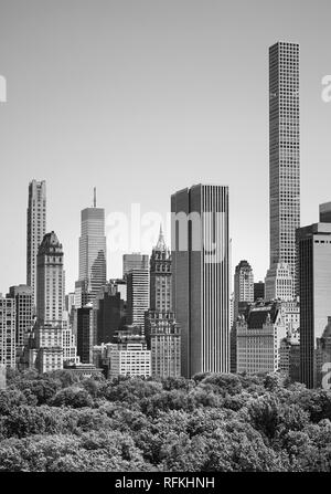 Schwarz-weiß Bild von New York Wolkenkratzer durch den Central Park, USA. Stockfoto