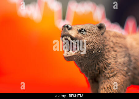 Stock Crash mit roter Karte im Hintergrund und Bär vor. Baissemarkt trend Konzept. Stockfoto