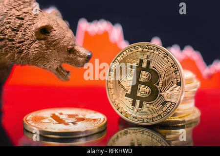 Bitcoin mit einer roten Karte. Preis Crash und Bear Market Trend Konzept. Stockfoto