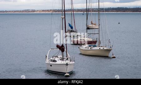 Schiffe und Boote im Monterey Hafen. Die Boote und Schiffe schaffen interessante scenics und -muster auf dem Wasser. Stockfoto