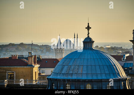 Hagia Triada Griechisch-orthodoxe Kirche und Slueymaniye-Moschee - Galata-Turm auf demselben Foto, Istanbul, Türkei Stockfoto