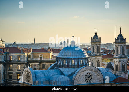 Hagia Triada Griechisch-orthodoxe Kirche und Slueymaniye-Moschee - Galata-Turm auf demselben Foto, Istanbul, Türkei Stockfoto