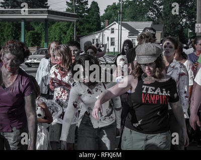 Frauen gekleidet als Zombies Parade auf der Straße während eines Juni 2010 Zombie walk Flash Mob in Michigan Stockfoto