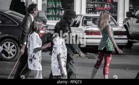 Ein Zombie Soldat und andere verkleidet als Zombie Parade die Straße während eines Juni 2010 Zombie walk Flash Mob in Michigan Stockfoto