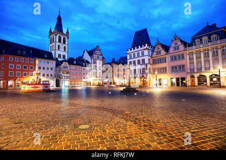 Trier, Deutschland, bunten gotischen Häusern in der Marktplatz im Zentrum der Altstadt im Morgenlicht Stockfoto