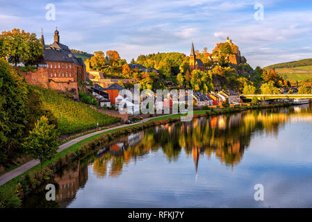 Saarburg historische Altstadt auf dem Hügel im Saar river valley, Deutschland, im Abendlicht Stockfoto