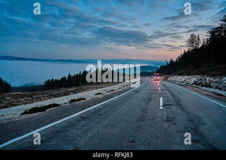 Asphaltierte Straßenlandschaft mit Meer aus Wolken / Nebel, Westschwarzmeer der Türkei Stockfoto