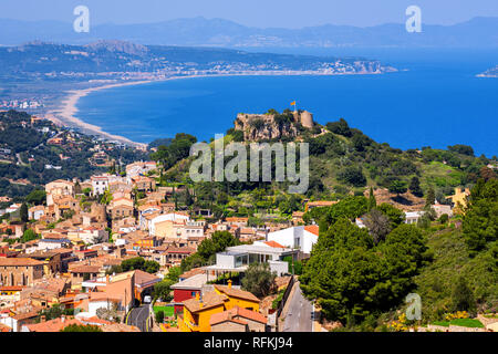 Begur, Altstadt und Schloss mit Blick auf das Mittelmeer und die Pyrenäen. Begur ist ein beliebter Ferienort an der Costa Brava, Katalonien, Spanien. Stockfoto