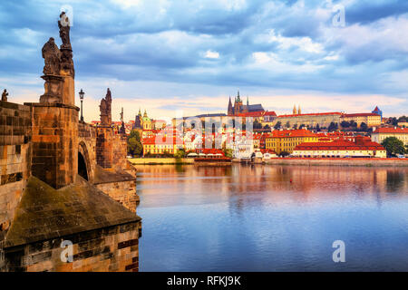 Die Prager Altstadt, Karlsbrücke, die St. Vitus Kathedrale und das Prager Schloss, die Tschechische Republik, die in Moldau auf Sunrise Stockfoto