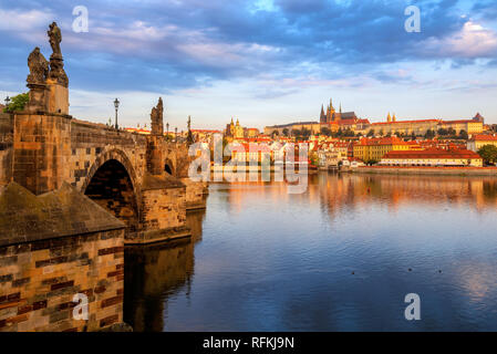 Die Prager Altstadt, Karlsbrücke, die St. Vitus Kathedrale und das Prager Schloss, die Tschechische Republik, die in Moldau auf Sunrise Stockfoto
