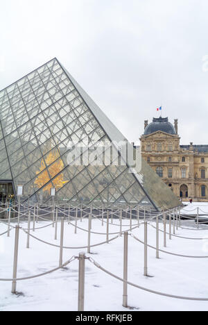 Pyramide und Louvre Museum unter Schnee, Paris, Frankreich Stockfoto