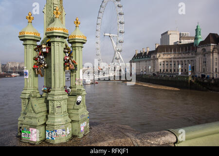 London, Großbritannien. 25. Januar, 2019. 'Liebe Schlösser' auf die Westminster Bridge fest. Stockfoto