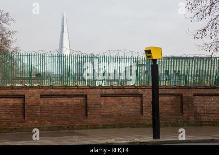 London, Großbritannien. 25. Januar, 2019. Eine Geschwindigkeit Kamera in Lambeth, mit Blick auf den Shard hinter sich. Stockfoto