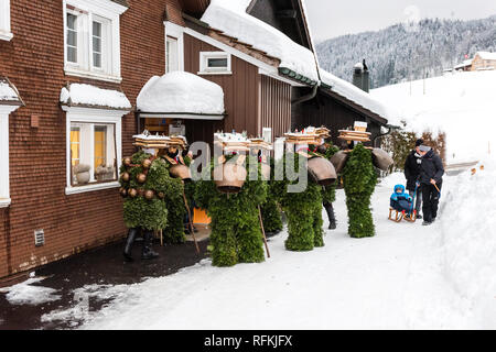 Silvesterklaus ist eine maskierte Person die Teilnahme an Saint Sylvester Tag feste in Appenzell, Schweiz, und so einen Beitrag zur Erhaltung der Ch Stockfoto