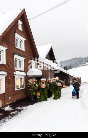 Silvesterklaus ist eine maskierte Person die Teilnahme an Saint Sylvester Tag feste in Appenzell, Schweiz, und so einen Beitrag zur Erhaltung der Ch Stockfoto