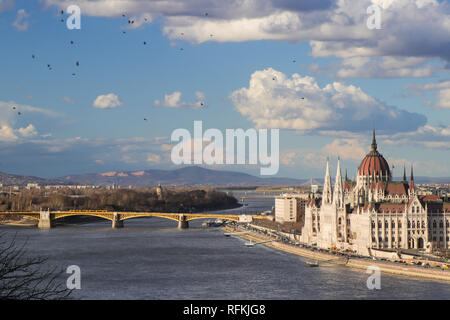 Die beeindruckenden ungarischen Parlament, der majestätisch am Ufer der Donau, wie es durch Budapest fliesst. Stockfoto