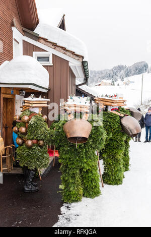 Silvesterklaus ist eine maskierte Person die Teilnahme an Saint Sylvester Tag feste in Appenzell, Schweiz, und so einen Beitrag zur Erhaltung der Ch Stockfoto