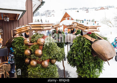 Silvesterklaus ist eine maskierte Person die Teilnahme an Saint Sylvester Tag feste in Appenzell, Schweiz, und so einen Beitrag zur Erhaltung der Ch Stockfoto