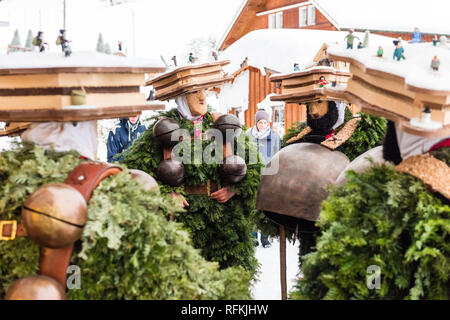 Silvesterklaus ist eine maskierte Person die Teilnahme an Saint Sylvester Tag feste in Appenzell, Schweiz, und so einen Beitrag zur Erhaltung der Ch Stockfoto