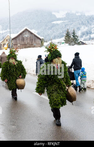 Silvesterklaus ist eine maskierte Person die Teilnahme an Saint Sylvester Tag feste in Appenzell, Schweiz, und so einen Beitrag zur Erhaltung der Ch Stockfoto