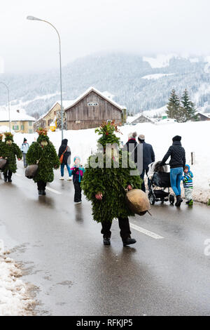 Silvesterklaus ist eine maskierte Person die Teilnahme an Saint Sylvester Tag feste in Appenzell, Schweiz, und so einen Beitrag zur Erhaltung der Ch Stockfoto