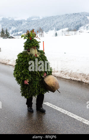 Silvesterklaus ist eine maskierte Person die Teilnahme an Saint Sylvester Tag feste in Appenzell, Schweiz, und so einen Beitrag zur Erhaltung der Ch Stockfoto