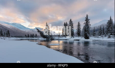 Sonnenaufgang auf dem Eagle River Valley in der Chugach State Park in Southcentral Alaska. Stockfoto