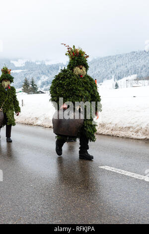 Silvesterklaus ist eine maskierte Person die Teilnahme an Saint Sylvester Tag feste in Appenzell, Schweiz, und so einen Beitrag zur Erhaltung der Ch Stockfoto