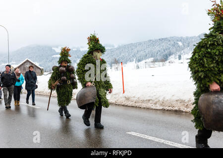 Silvesterklaus ist eine maskierte Person die Teilnahme an Saint Sylvester Tag feste in Appenzell, Schweiz, und so einen Beitrag zur Erhaltung der Ch Stockfoto